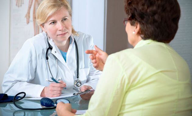 Der Kardiologe wird mit dem Patienten über Risikofaktoren für Bluthochdruck sprechen